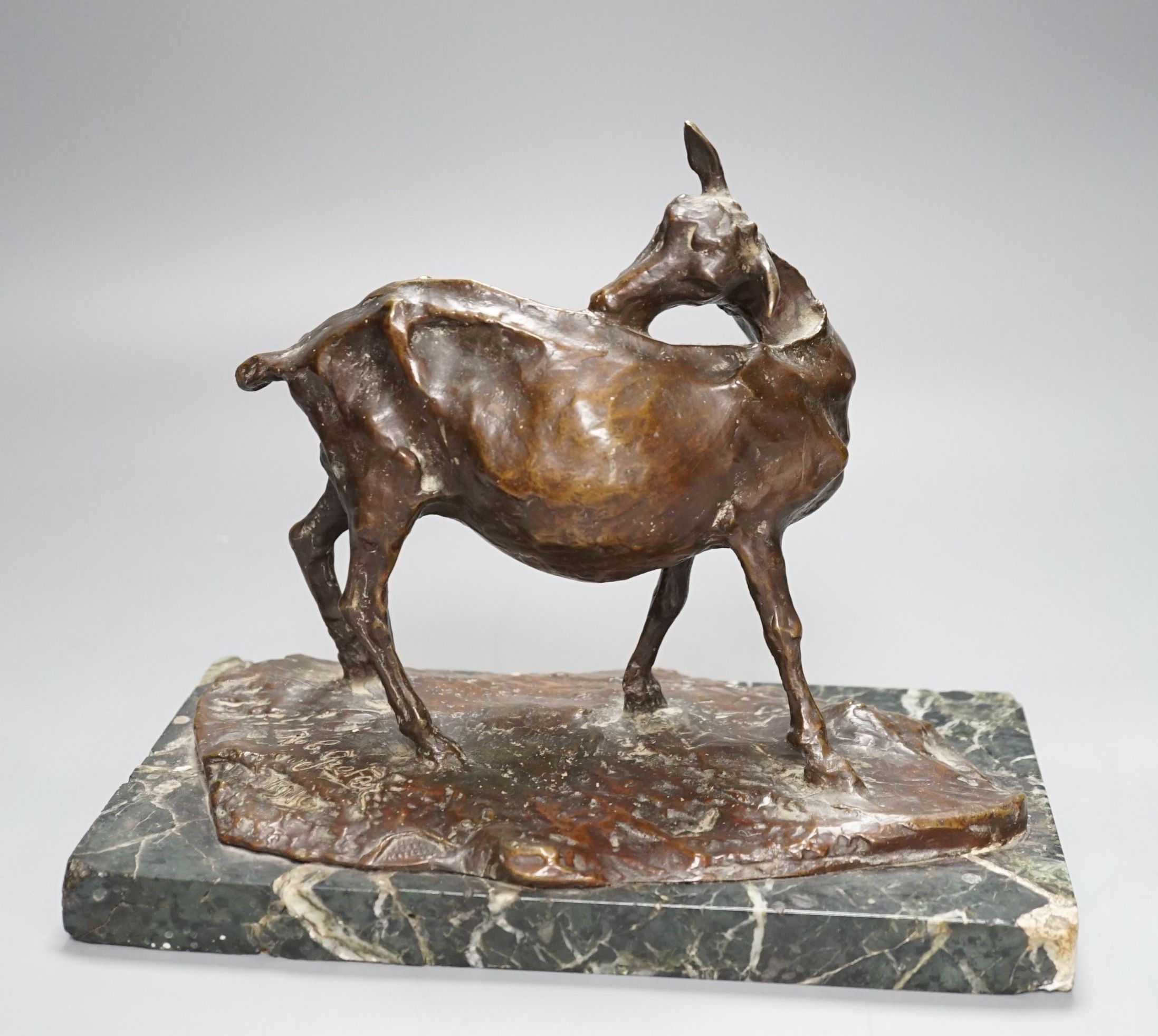 A bronze sculpture depicting a goat, on marble base by Robert Greter, dated 1910 - 20cm high